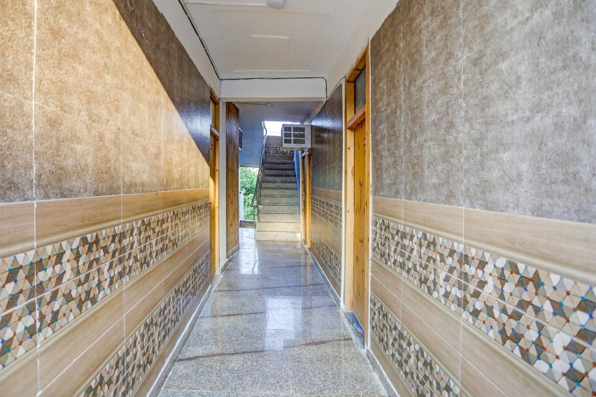 Umen Hotel Nearest Sector 66 ノイダ エクステリア 写真