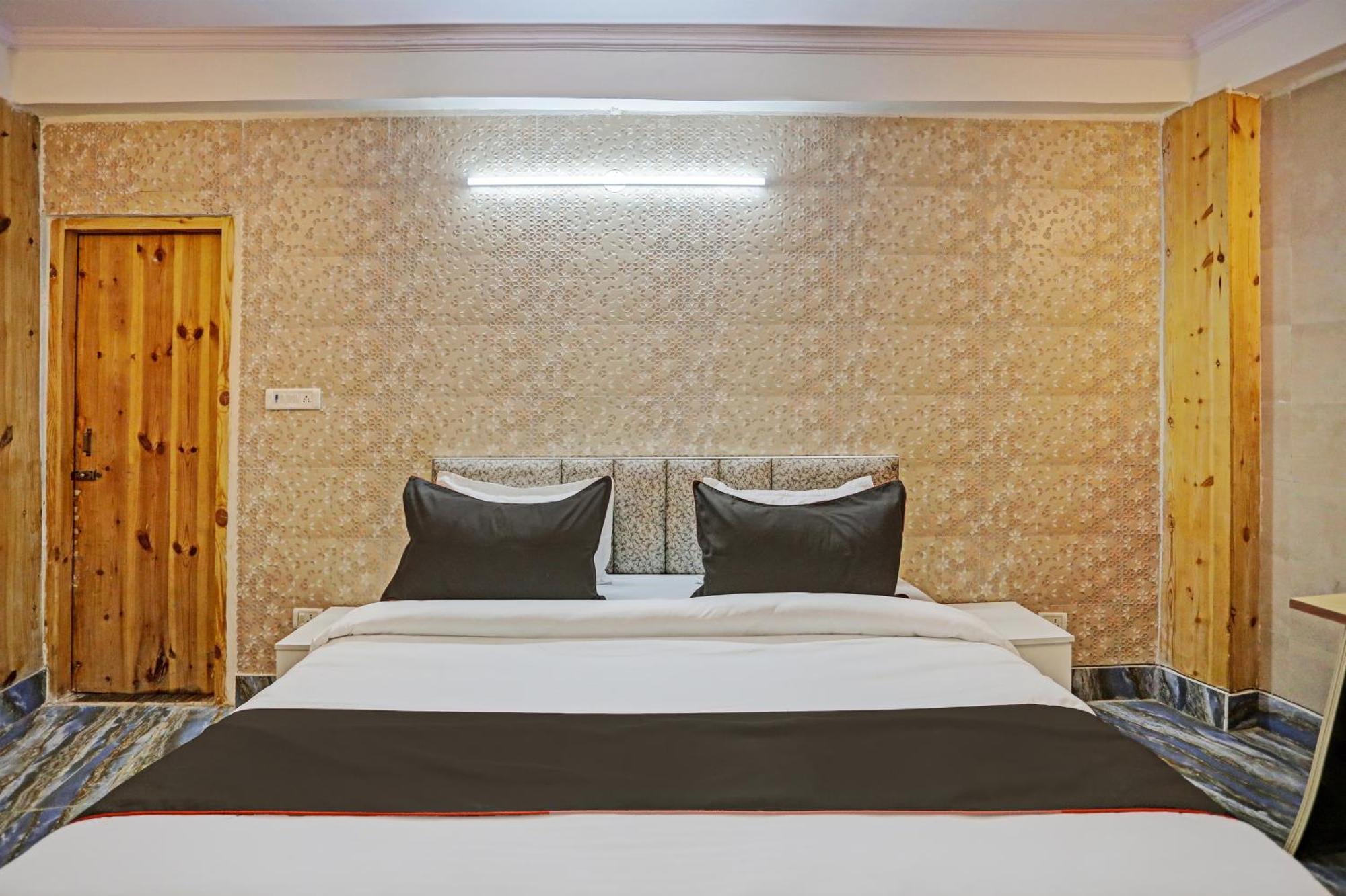 Umen Hotel Nearest Sector 66 ノイダ エクステリア 写真